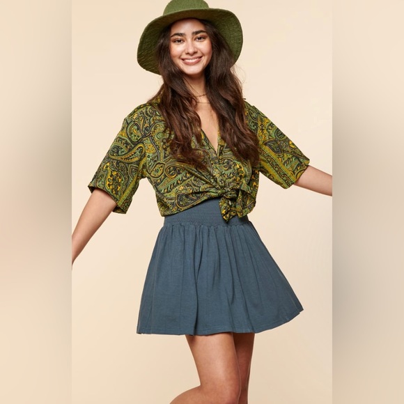 Dusty blue mini Barcelona skirt 
Brand: earthbound 
Color: blue 
Size: medium - Picture 1 of 5
